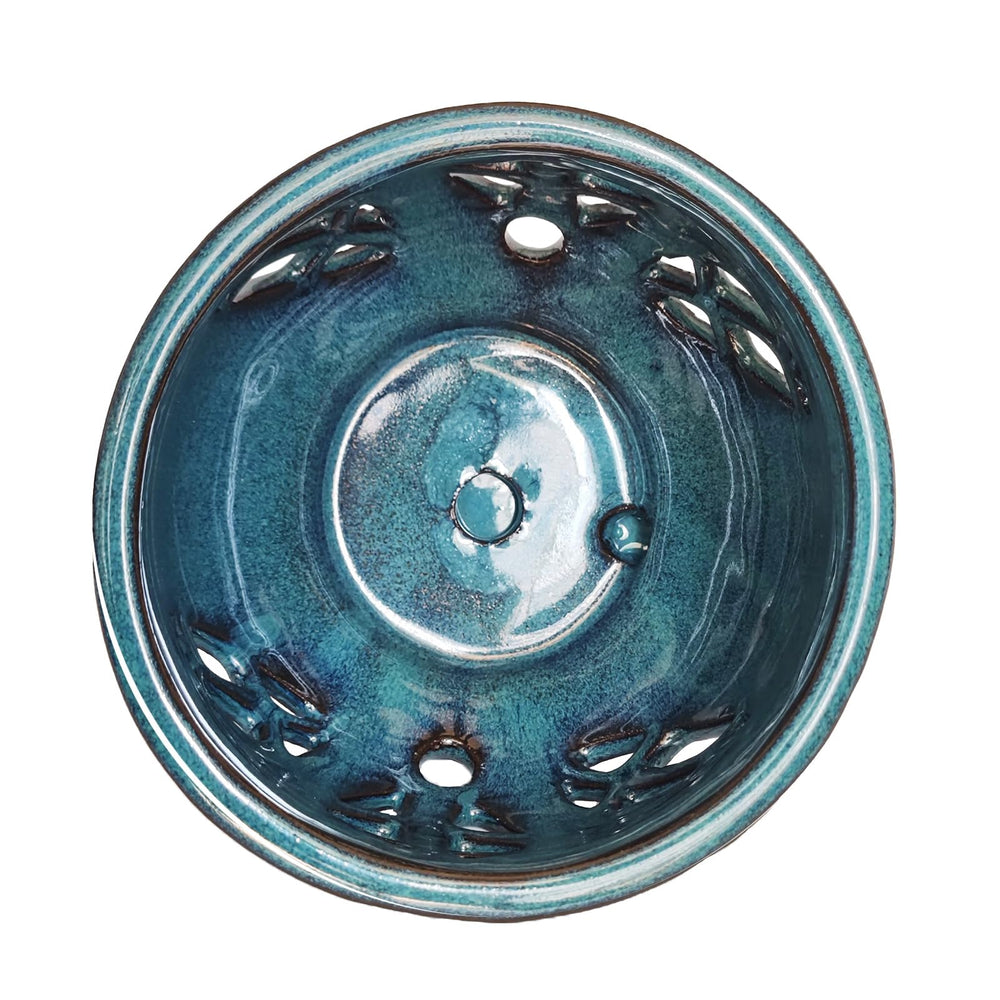 W&W pot held in hand showing 6.5 inch scale and repotting convenience