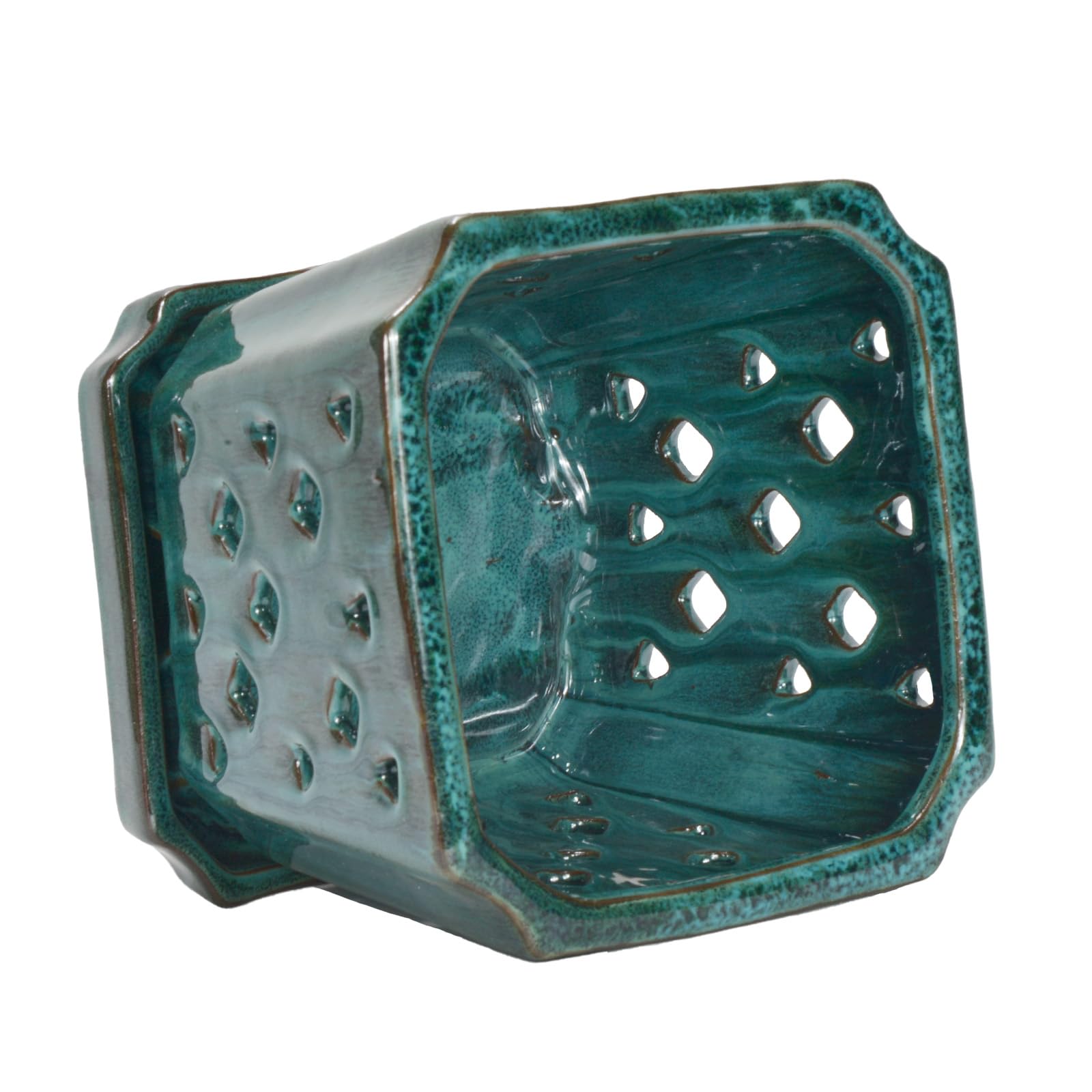 W&W drainage hole and matching saucer detail for tidy watering and runoff control