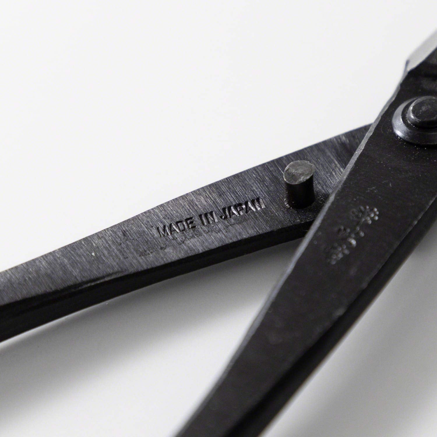 Wazakura blade texture with tempering marks showing handcrafted strength