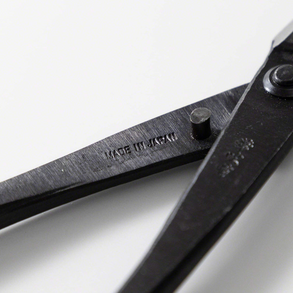 Wazakura blade texture with tempering marks showing handcrafted strength