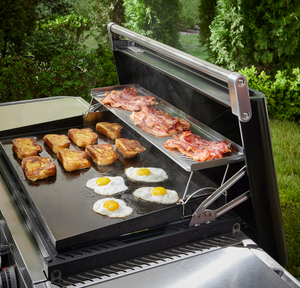 Weber warming rack holding a large food tray to keep scrambled eggs warm
