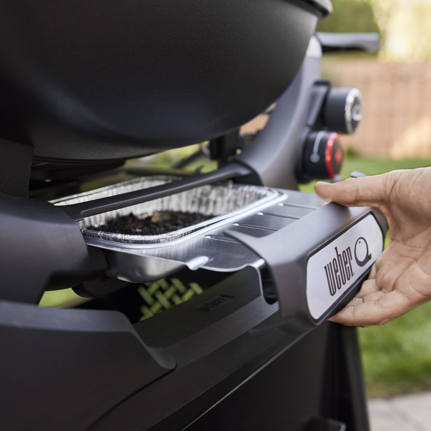 Weber Q 2800N+ close-up of porcelain-enameled cast-iron grate for even searing