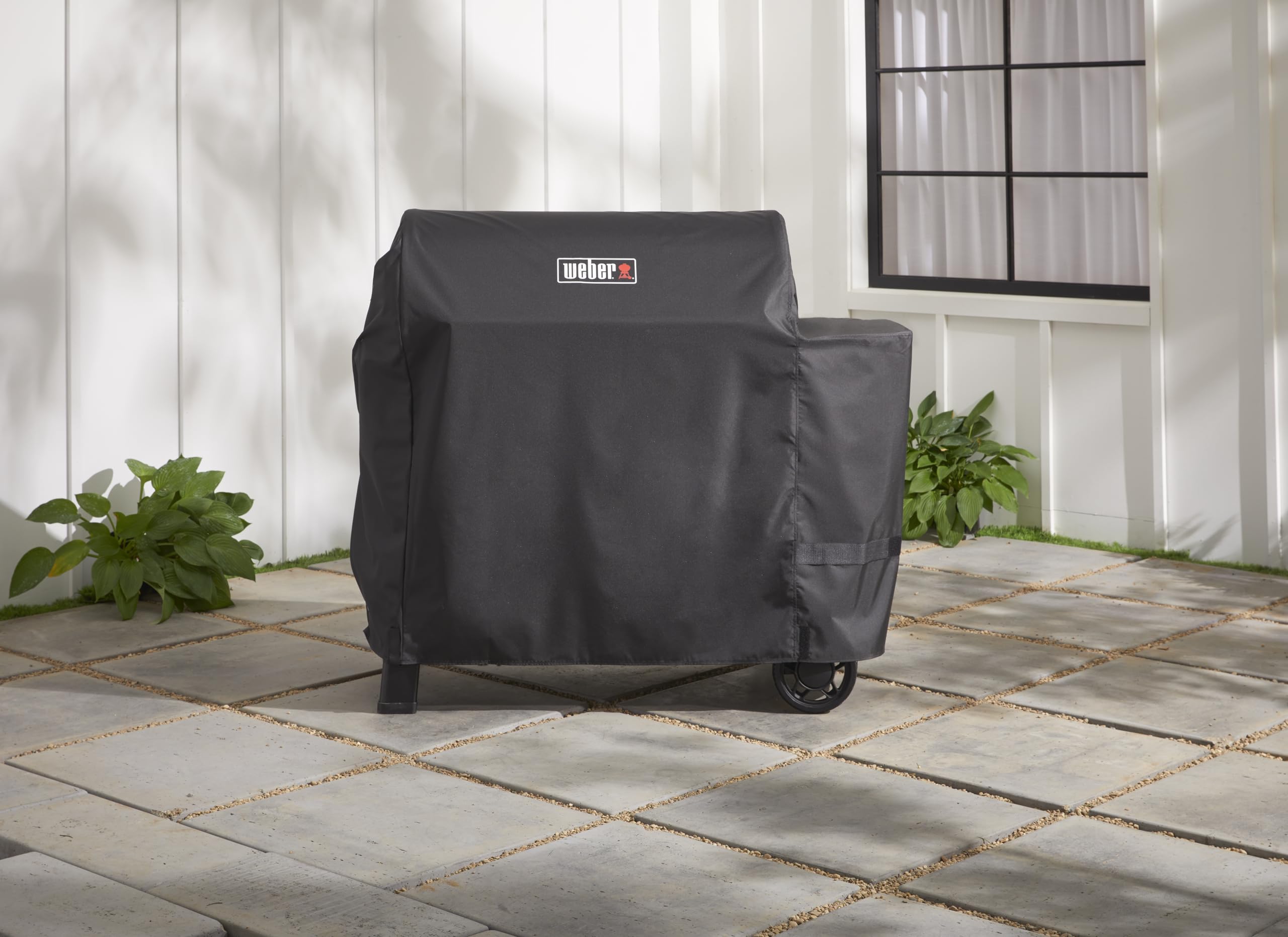Weber Searwood 600 XL close-up of durable fabric texture highlighting weather resistance