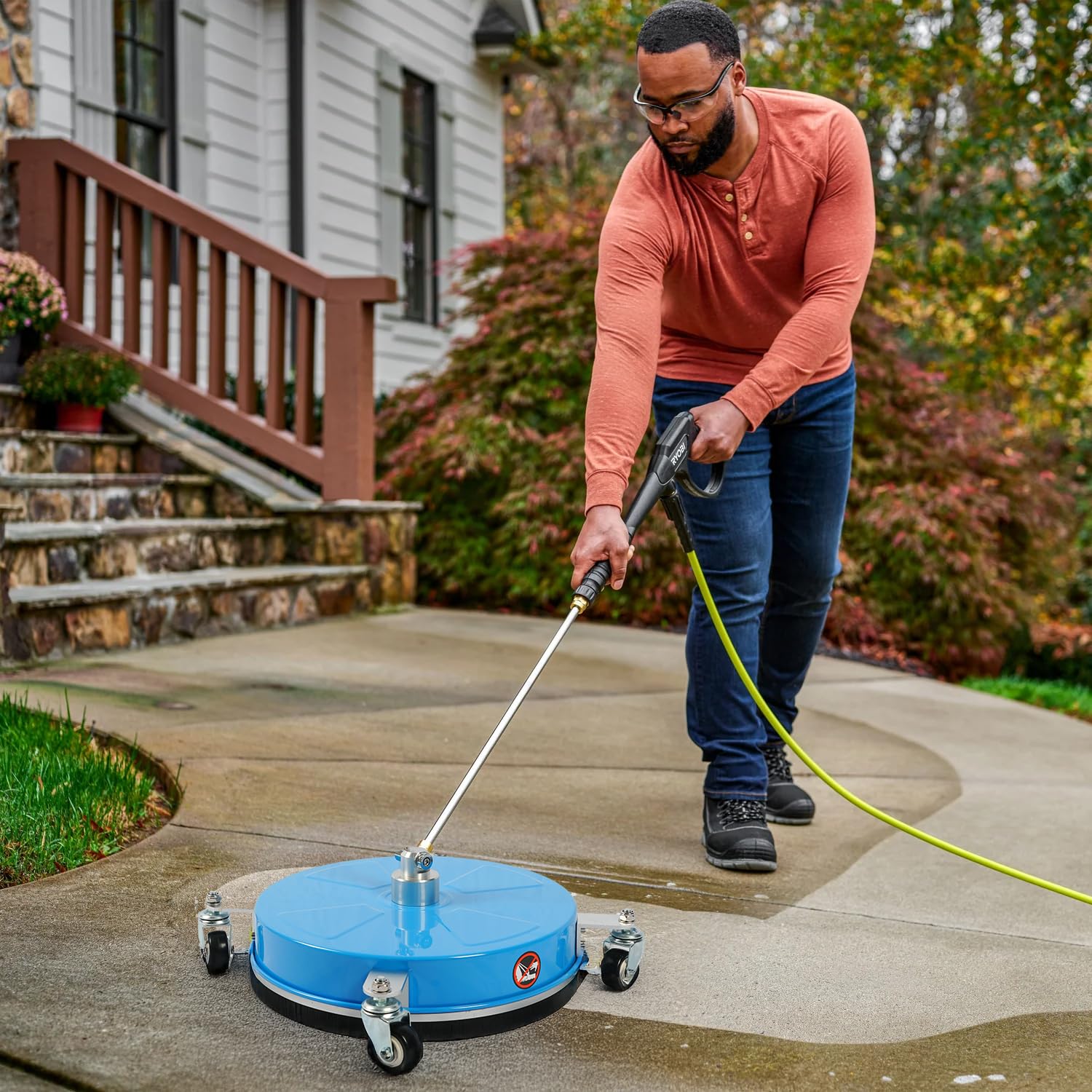 Wexo Palindrog in use cleaning a driveway to demonstrate speed and even cleaning results
