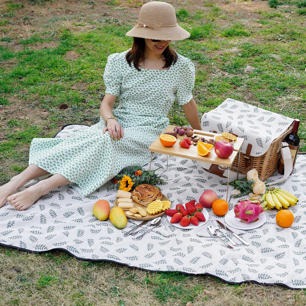 WILLOW WEAVE picnic blanket and padded shoulder strap, comfortable carrying