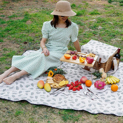 WILLOW WEAVE picnic blanket and padded shoulder strap, comfortable carrying
