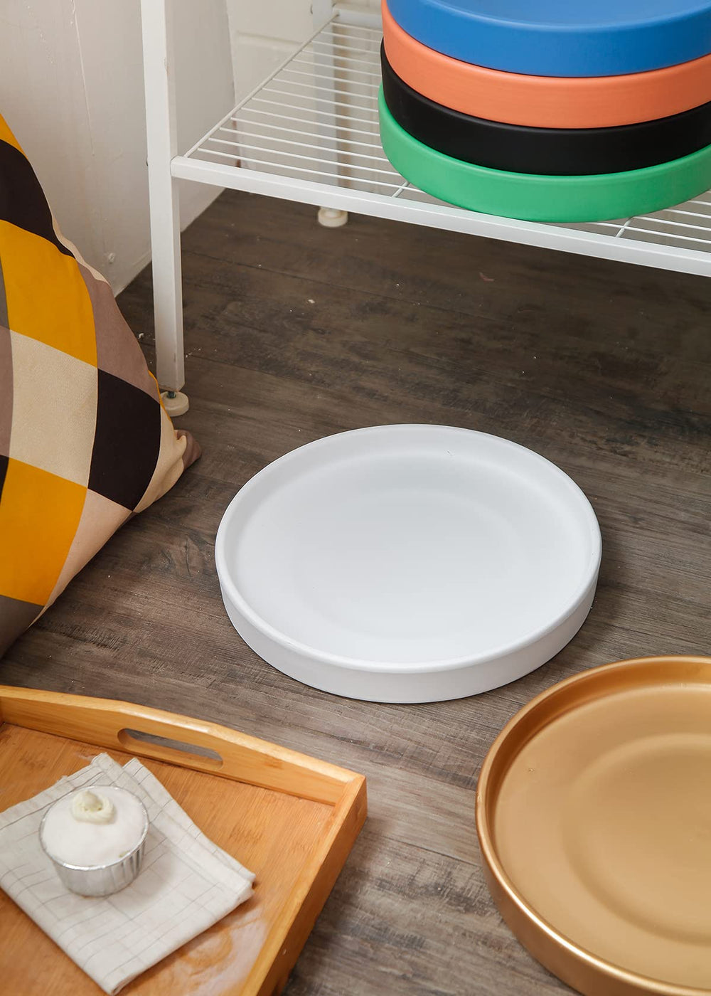 Woiida saucer with silicone pads attached preventing slips and surface scratches
