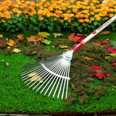 WOLF-Garten handle used to push soil, illustrating precise manual control