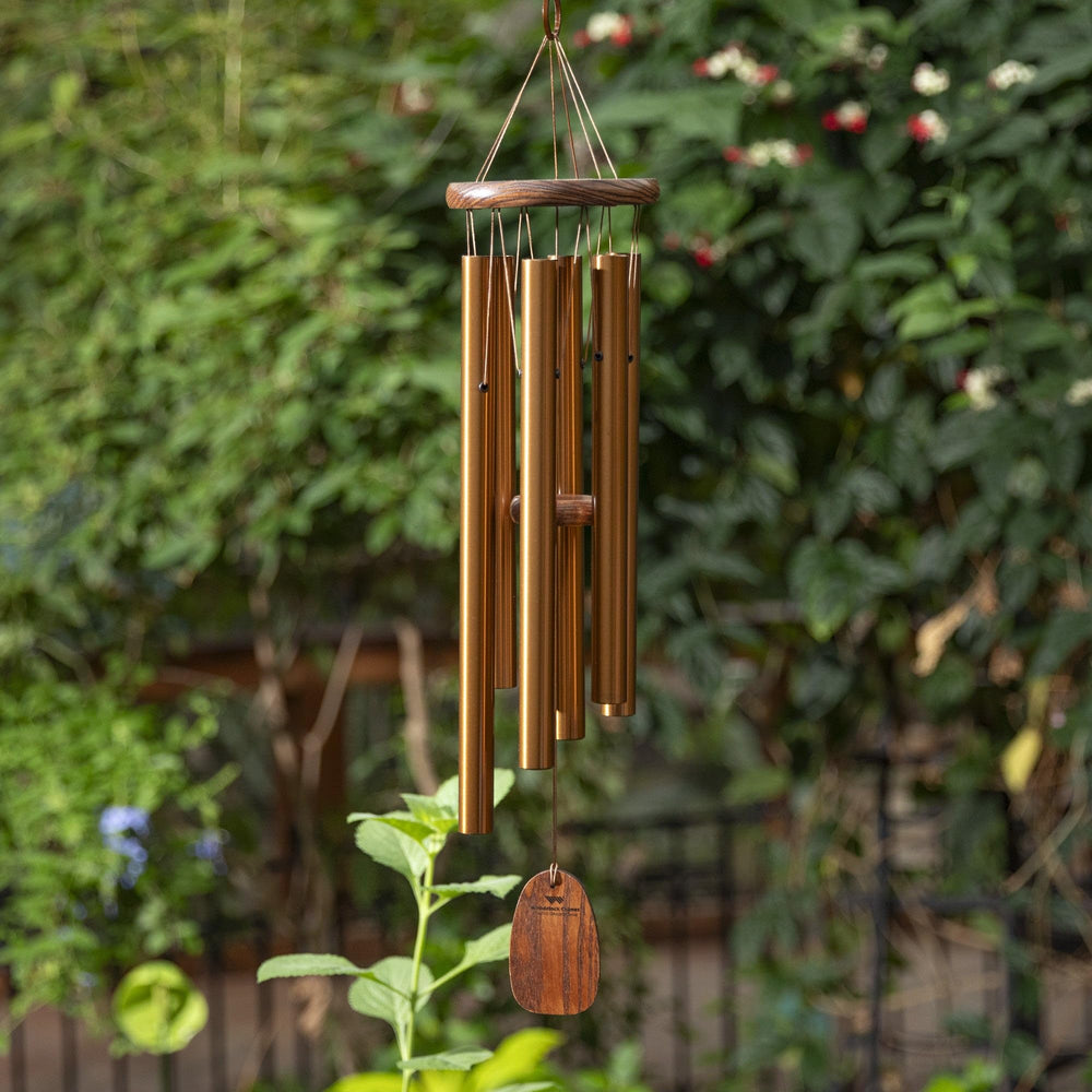 Woodstock Chimes primer plano de tubos de aluminio bronce con resonancia musical duradera