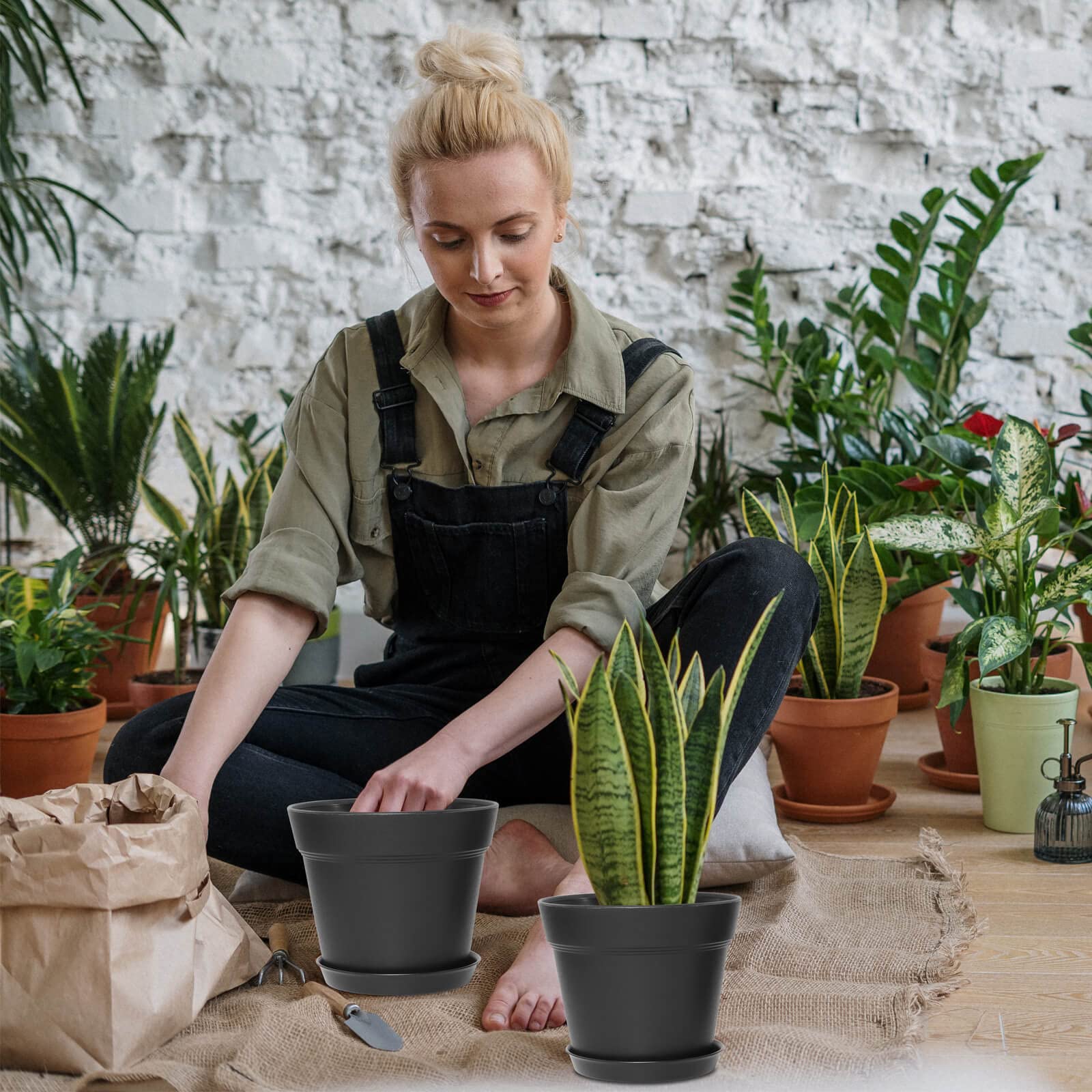 WOUSIWER matte finish texture highlighting durable, stylish planter surface