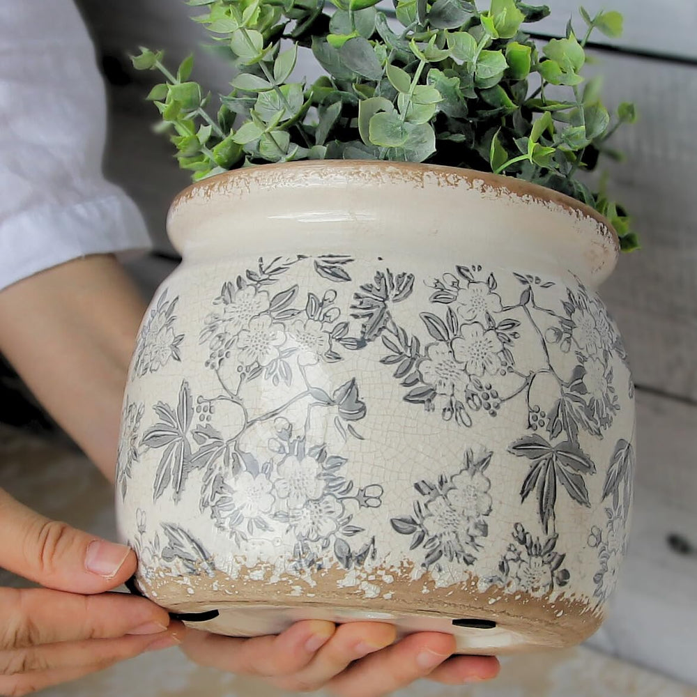 Xiaan Jiaju styled on patio demonstrating outdoor charm and durable finish