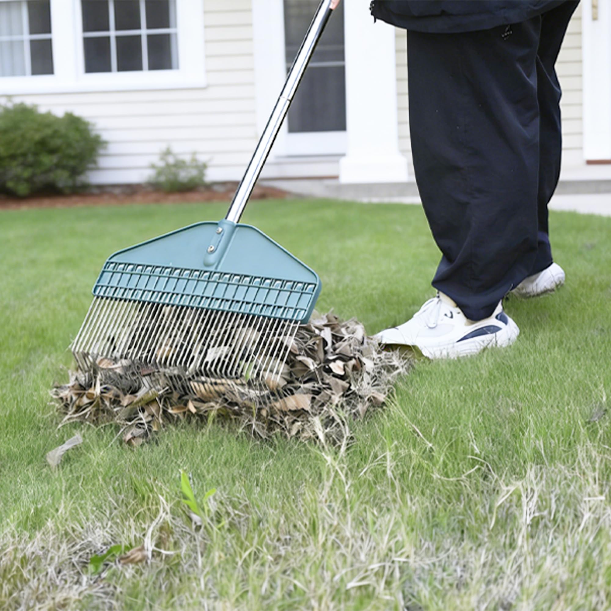 YEELOR closeup of 17-inch rake head showing wide coverage for efficient raking
