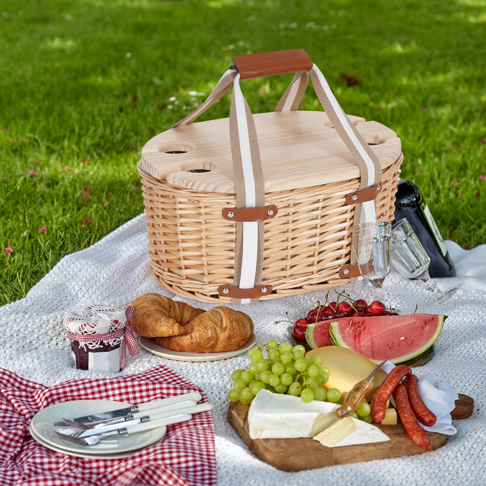 Zettfuly plastic wine glasses with napkins ready for safe outdoor use