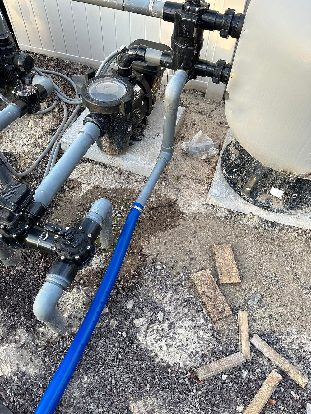 ZY-hosetube draining pool in yard shows fast water removal capability